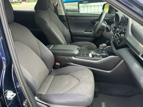 Used 2021 Toyota Highlander LE FWD image 26