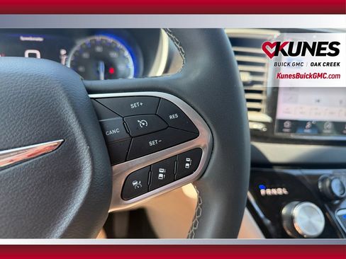 Used 2023 Chrysler Pacifica Touring-L FWD image 16