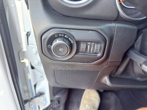 Used 2018 Jeep Wrangler Unlimited Sahara AWD/4WD image 13
