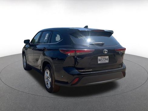 Used 2025 Toyota Highlander LE FWD image 11