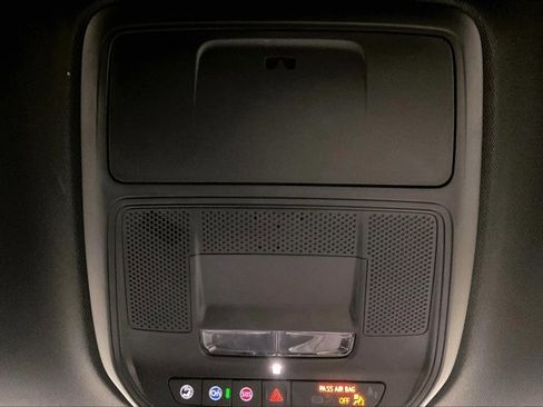 Used 2025 Chevrolet Traverse LT image 36