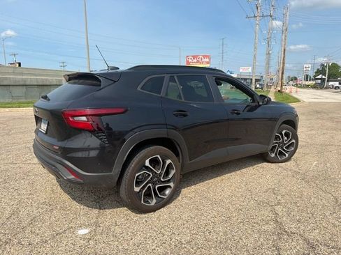 Used 2024 Chevrolet Trax RS w/ Sunroof Package FWD image 3