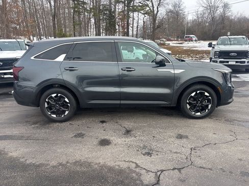 Used 2024 Kia Sorento S image 9