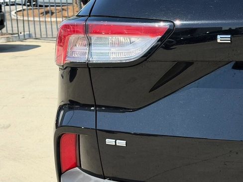 Used 2022 Ford Escape SE w/ SE Sport Appearance Package FWD image 12