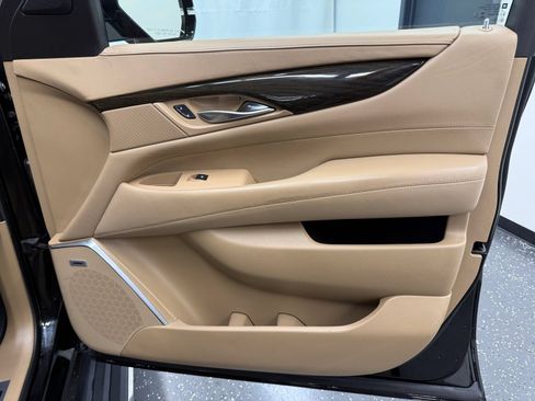 Used 2019 Cadillac Escalade Platinum AWD/4WD image 7