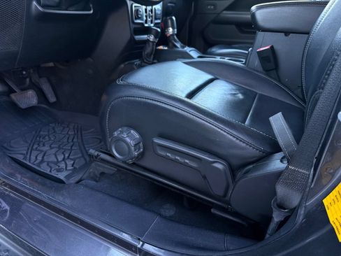 Used 2018 Jeep Wrangler Unlimited Sahara w/ Uconnect 4C Nav & Sound Group AWD/4WD image 21