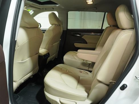 Used 2020 Toyota Highlander Limited AWD/4WD image 14