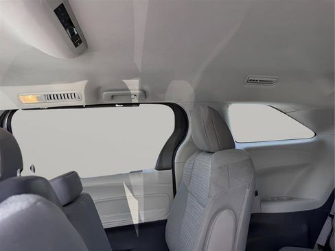 Used 2021 Toyota Sienna LE FWD image 32