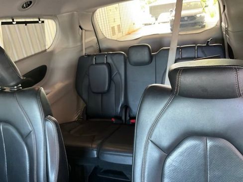 Used 2018 Chrysler Pacifica Touring-L Plus FWD image 14