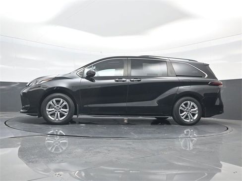 Used 2022 Toyota Sienna XSE image 62