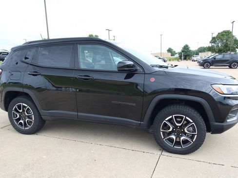 Used 2025 Jeep Compass Trailhawk w/ Trailer Tow Group AWD/4WD image 3