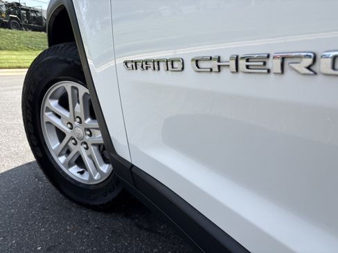 Used 2023 Jeep Grand Cherokee Laredo RWD image 12