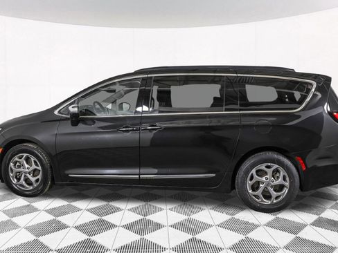 Used 2023 Chrysler Pacifica Limited image 18