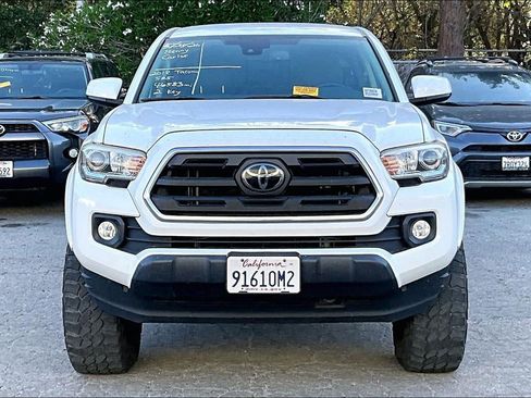 Used 2018 Toyota Tacoma SR5 AWD/4WD image 2