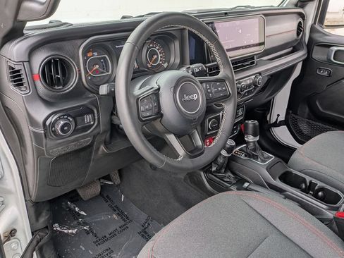 Used 2025 Jeep Wrangler Unlimited Rubicon w/ Convenience Group AWD/4WD image 14
