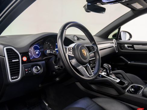 Used 2022 Porsche Cayenne Platinum Edition image 4