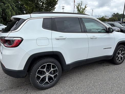 Used 2024 Jeep Compass Latitude AWD/4WD image 8