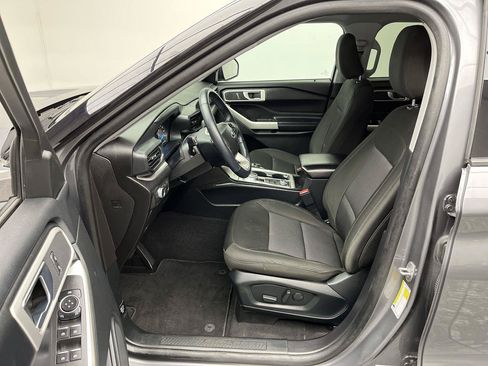 Used 2022 Ford Explorer XLT AWD/4WD image 3