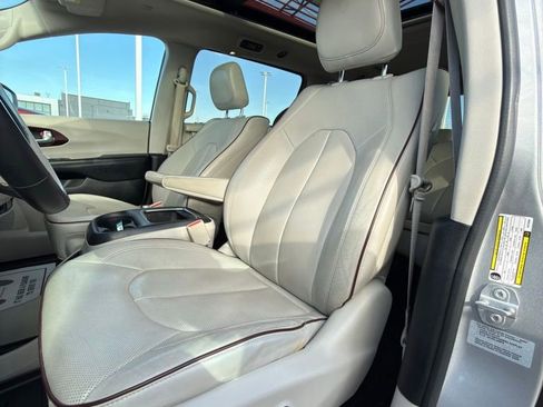Used 2017 Chrysler Pacifica Limited FWD image 16
