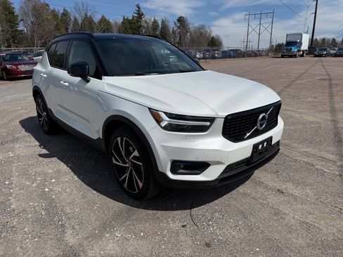 Used 2022 Volvo XC40 T5 R-Design w/ Climate Package image 4