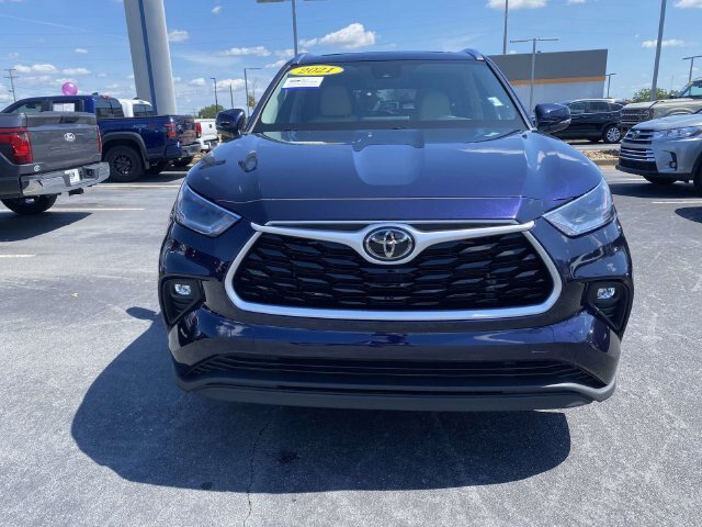 Used 2021 Toyota Highlander XLE FWD image 2