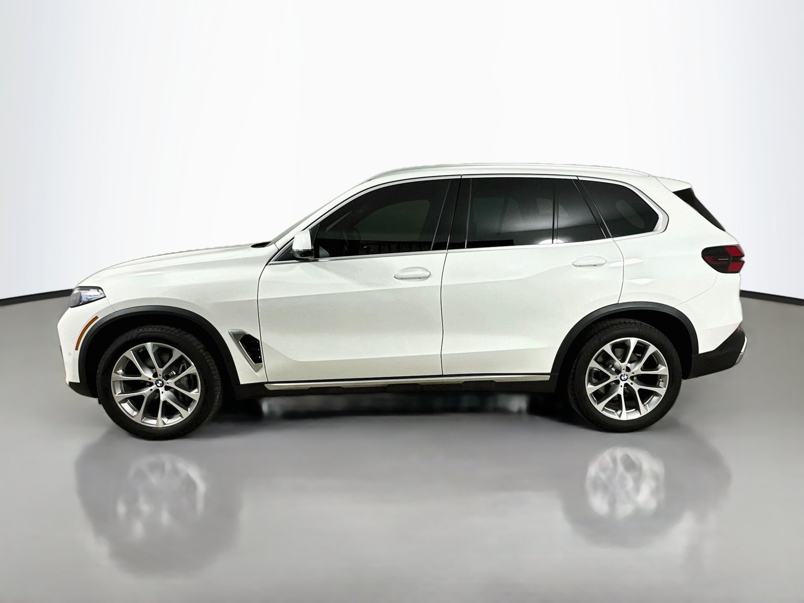 Used 2025 BMW X5 xDrive40i w/ Parking Assistance Package AWD/4WD image 8
