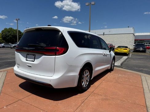 Used 2023 Chrysler Pacifica Touring-L FWD image 6