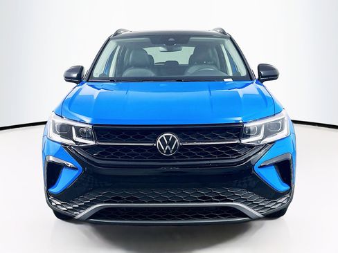 Used 2024 Volkswagen Taos SE image 2