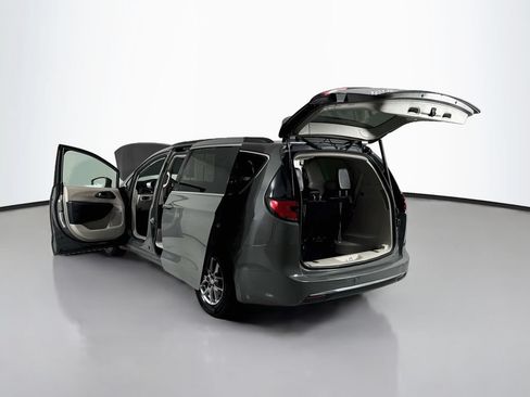 Used 2022 Chrysler Pacifica Touring-L FWD image 26