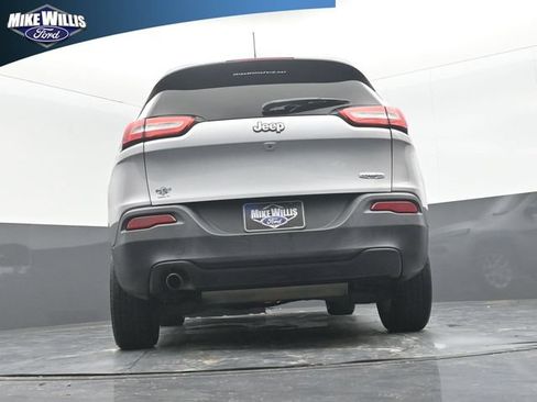 Used 2017 Jeep Cherokee Latitude FWD image 22