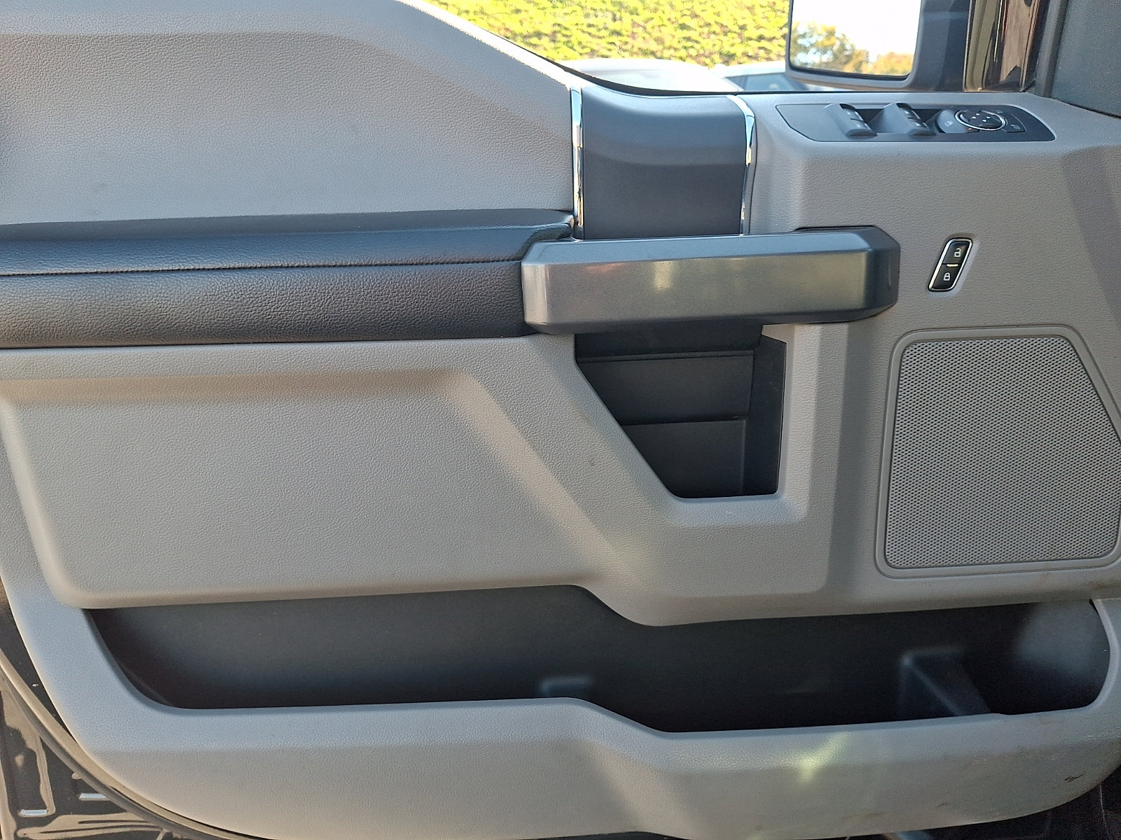 Used 2015 Ford F150 XLT AWD/4WD image 12