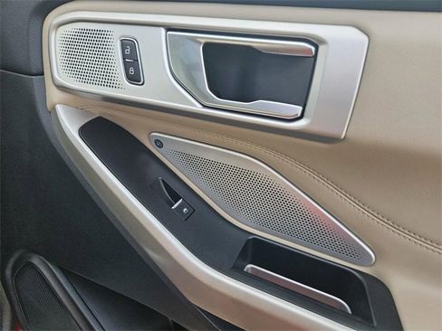 Used 2023 Ford Explorer Limited w/ Limited Technology Package image 15