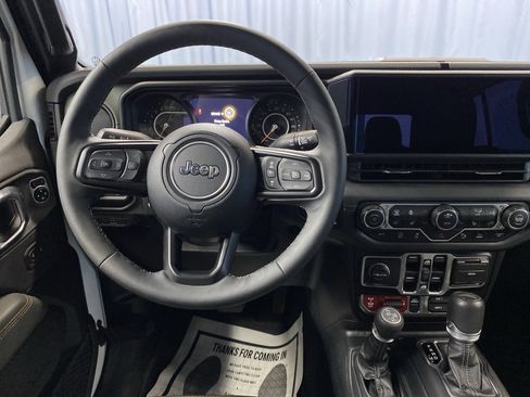 Certified 2025 Jeep Gladiator Mojave image 31