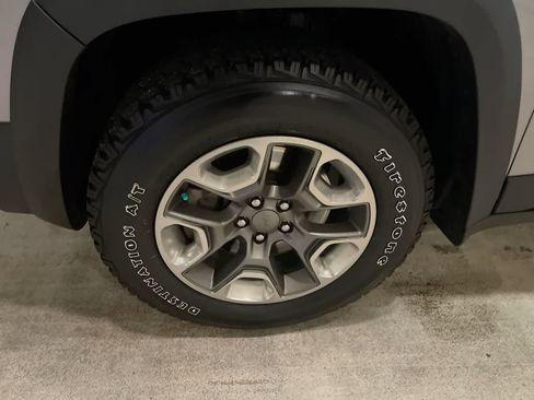 Used 2019 Jeep Cherokee Trailhawk w/ Cold Weather Group image 10