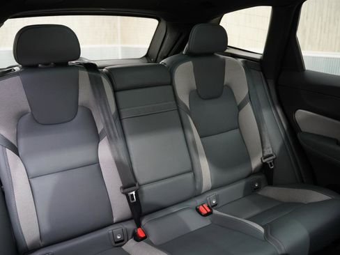 Used 2022 Volvo XC60 B5 R-Design w/ Advanced Package image 33