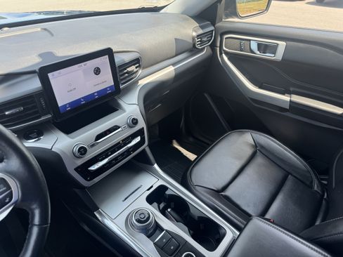 Used 2022 Ford Explorer XLT w/ Equipment Group 202A AWD/4WD image 23