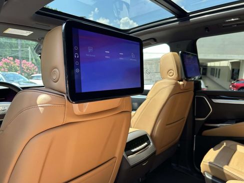 New 2026 Cadillac Escalade ESV Luxury AWD/4WD image 18