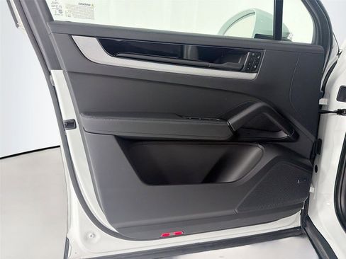 New 2025 Porsche Cayenne E-Hybrid image 7