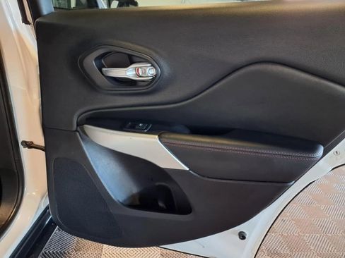 Used 2017 Jeep Cherokee Trailhawk w/ Cold Weather Group image 10