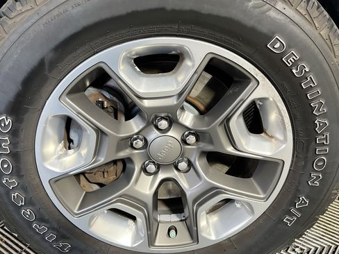 Used 2019 Jeep Cherokee Trailhawk w/ Cold Weather Group image 14