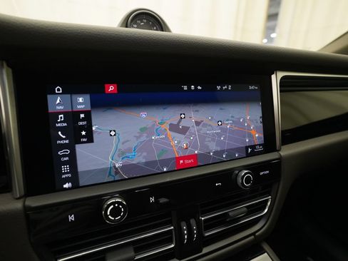 Certified 2023 Porsche Macan AWD/4WD image 23