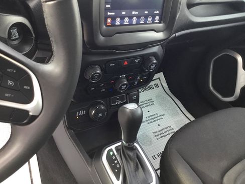 Used 2018 Jeep Renegade Latitude image 19