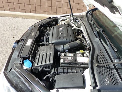 Used 2017 Volkswagen Golf SE image 17