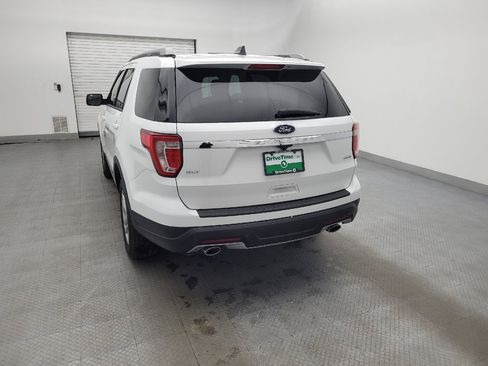 Used 2018 Ford Explorer XLT image 6