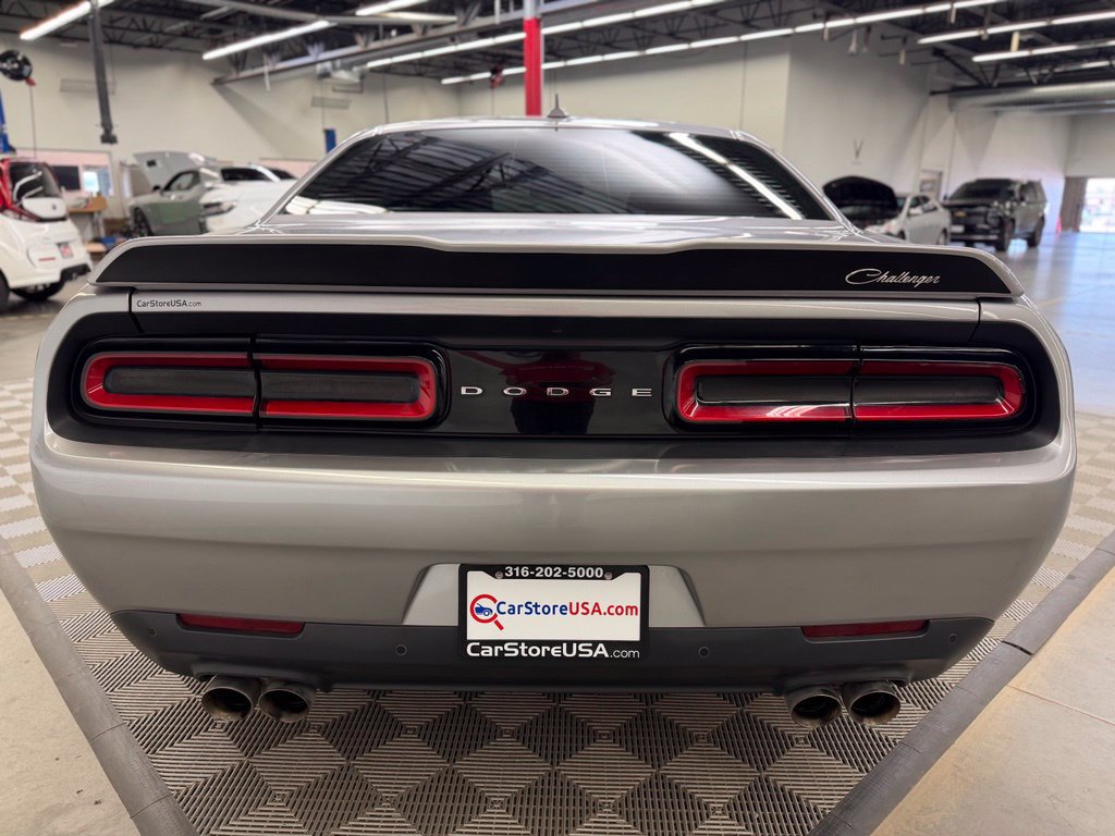 Used 2016 Dodge Challenger SXT w/ Driver Convenience Group RWD image 6