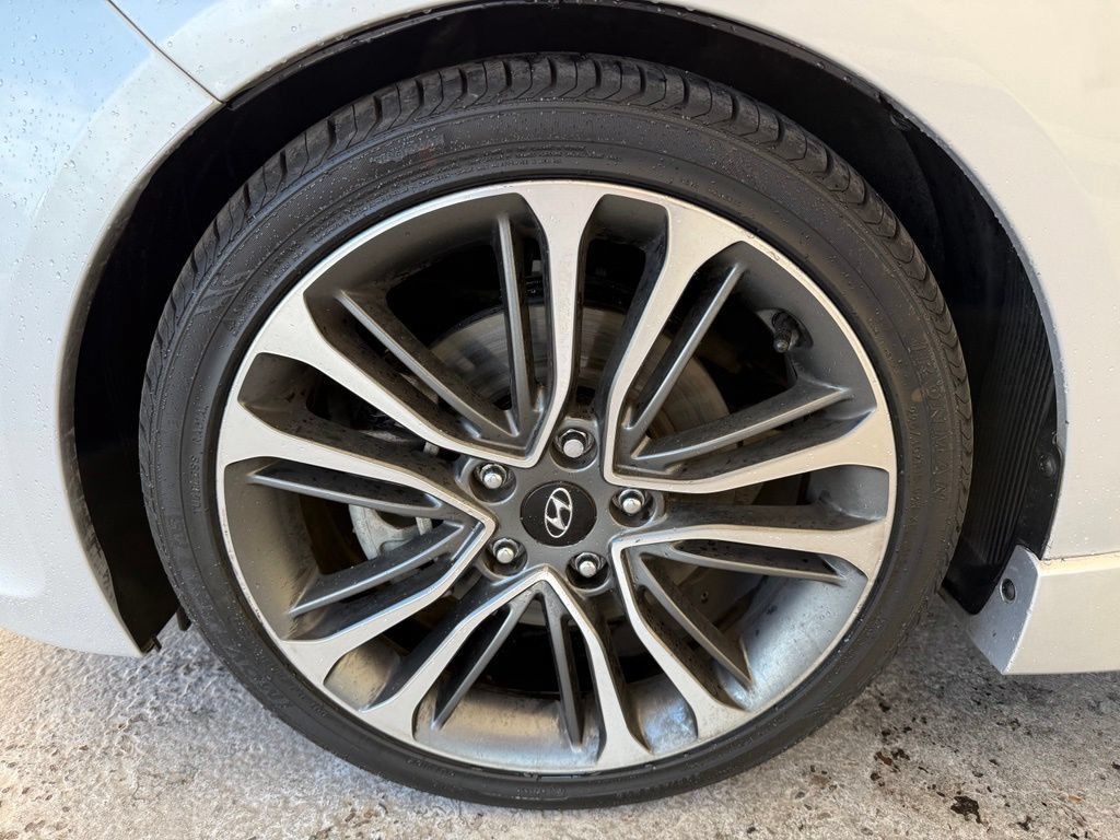 Used 2016 Hyundai Veloster Turbo FWD image 3