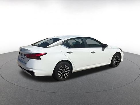 Used 2025 Nissan Altima 2.5 SV FWD image 14