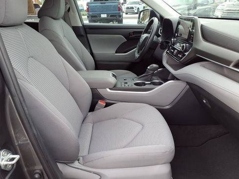 Used 2023 Toyota Highlander LE FWD image 13