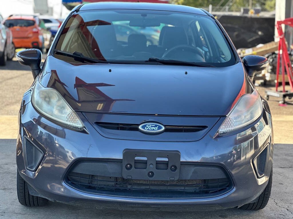 Used 2013 Ford Fiesta SE FWD image 2