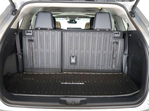 Used 2024 Toyota Highlander XLE AWD/4WD image 30